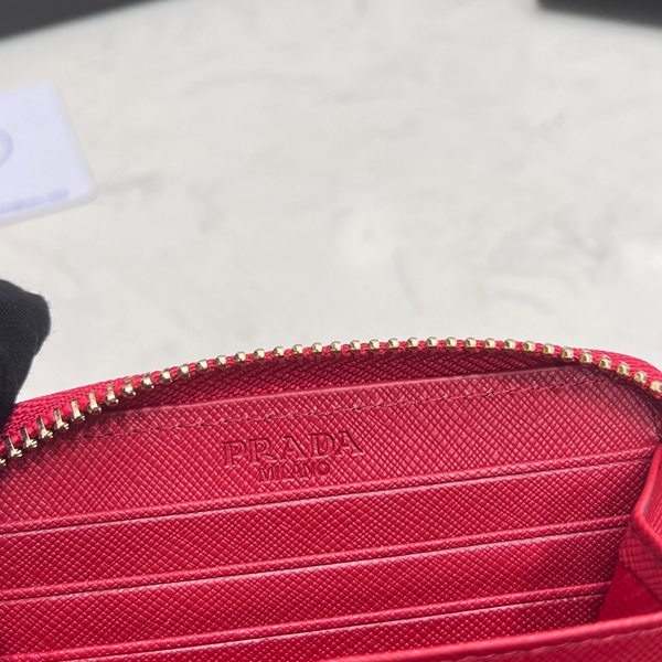 プラダ財布コピー着用イメージ